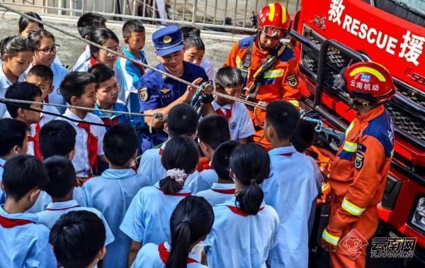 云南地震斜楼逃生训练_小学生地震逃生知识_普洱市防灾减灾课