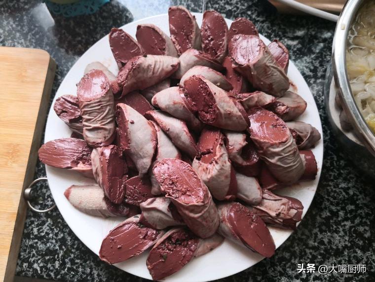 天冷多吃炖菜,4种食材炖一锅,营养美味,暖胃暖身,全家都爱吃(图5) 天冷炖菜食谱_东北酸菜血肠猪肉炖粉条做法_素菜炖菜大全