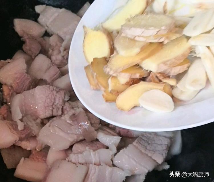 天冷多吃炖菜,4种食材炖一锅,营养美味,暖胃暖身,全家都爱吃(图6) 素菜炖菜大全_东北酸菜血肠猪肉炖粉条做法_天冷炖菜食谱