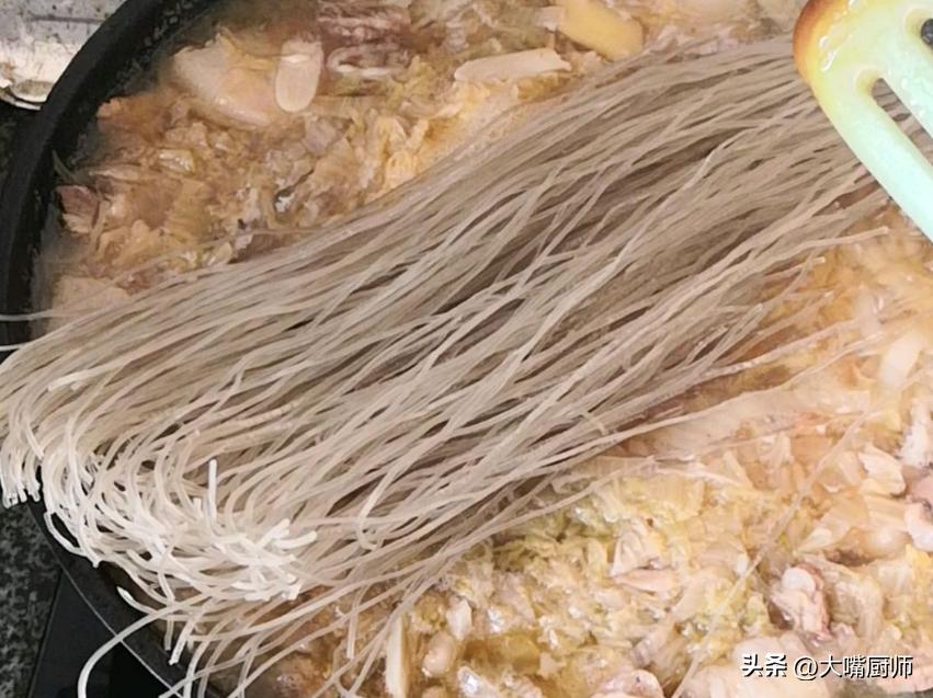 天冷多吃炖菜,4种食材炖一锅,营养美味,暖胃暖身,全家都爱吃(图8) 东北酸菜血肠猪肉炖粉条做法_素菜炖菜大全_天冷炖菜食谱