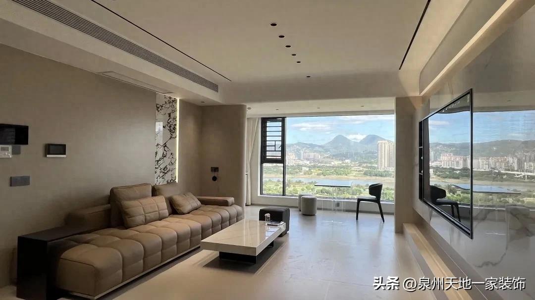 打破刻板印象!现代简约风竟能玩出这些神仙设计(图1) 现代简约风材质混搭_极简风高阶配色术_装修风格现代简约客厅