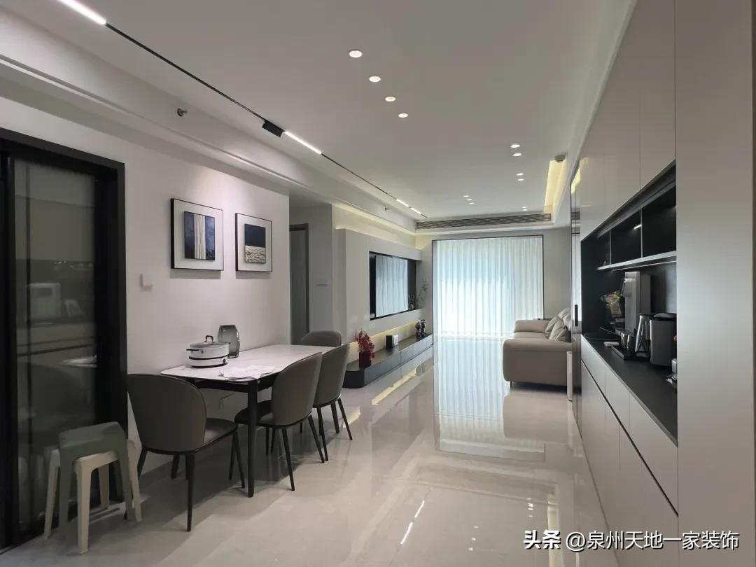 打破刻板印象!现代简约风竟能玩出这些神仙设计(图12) 装修风格现代简约客厅_极简风高阶配色术_现代简约风材质混搭