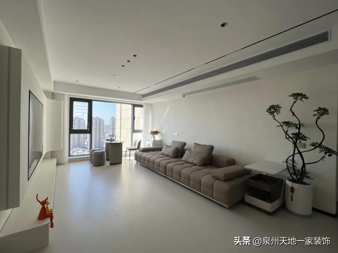 打破刻板印象!现代简约风竟能玩出这些神仙设计(图3) 现代简约风材质混搭_装修风格现代简约客厅_极简风高阶配色术