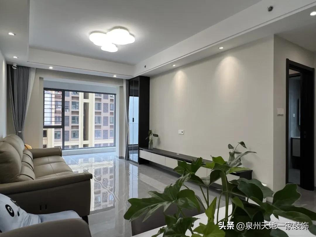 打破刻板印象!现代简约风竟能玩出这些神仙设计(图5) 现代简约风材质混搭_极简风高阶配色术_装修风格现代简约客厅