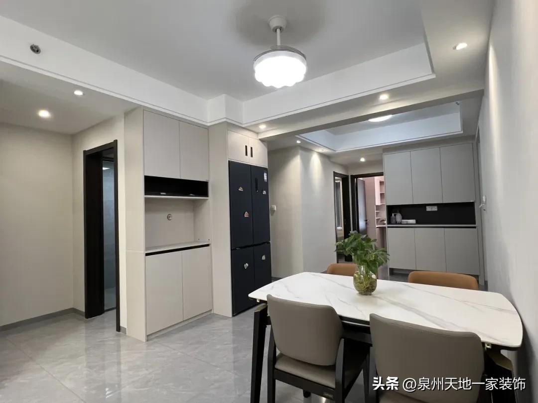 打破刻板印象!现代简约风竟能玩出这些神仙设计(图6) 装修风格现代简约客厅_现代简约风材质混搭_极简风高阶配色术