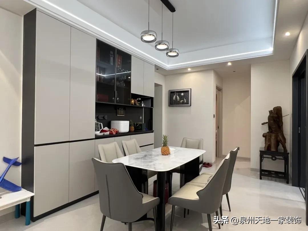 打破刻板印象!现代简约风竟能玩出这些神仙设计(图8) 极简风高阶配色术_装修风格现代简约客厅_现代简约风材质混搭