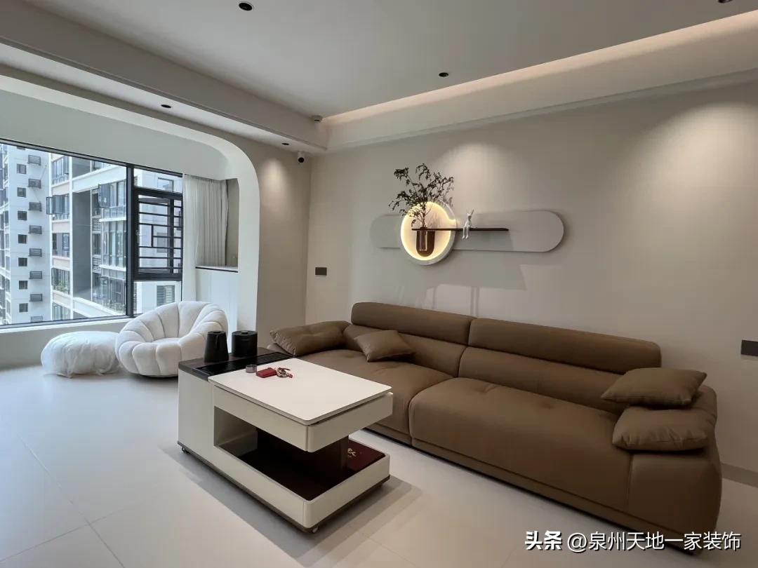 打破刻板印象!现代简约风竟能玩出这些神仙设计(图9) 现代简约风材质混搭_装修风格现代简约客厅_极简风高阶配色术