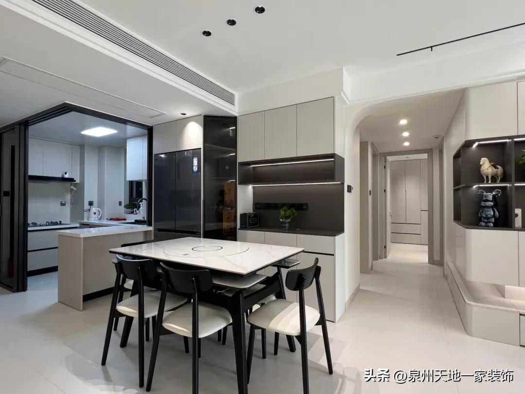 打破刻板印象!现代简约风竟能玩出这些神仙设计(图10) 现代简约风材质混搭_极简风高阶配色术_装修风格现代简约客厅