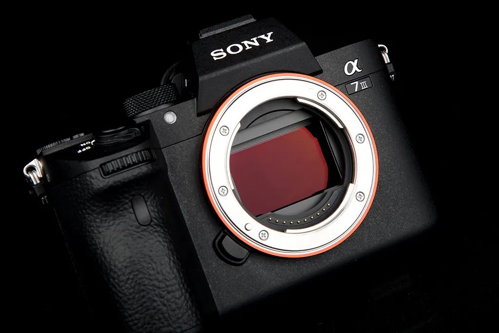 目前最热门的十款相机,现在值得买吗?(图1) 中国品牌数码相机_相机推荐 索尼A7M3 佳能R5