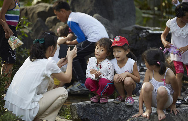 实拍朝鲜普通人日常生活 穿着时尚电子产品随处可见(图8) 朝鲜普通人日常生活实拍_朝鲜普通民众真实生活记录_朝鲜人民的真实生活状况