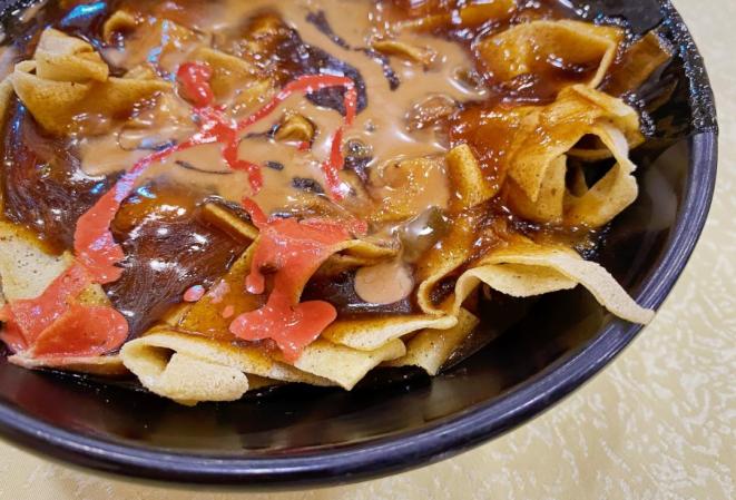 天津早餐才不只有煎饼馃子呢,还有嘎巴菜(图3) 北京夜宵排行_天津锅巴菜制作方法_天津特色早点嘎巴菜