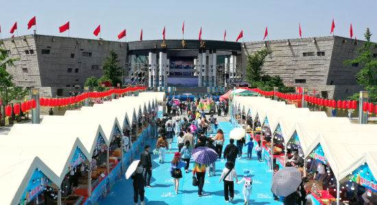 乐享“五一” 江西龙虎山景区露营节、欢乐市集受热捧(图1) 江西龙虎山五一露营节_龙虎山景区五一欢乐市集_江西龙虎山风景区小吃