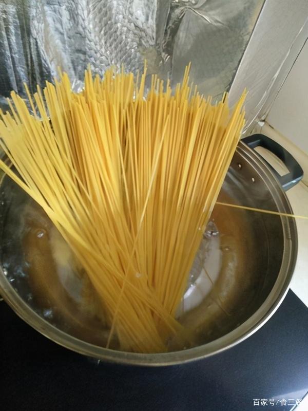 外面卖58一份的肉酱意大利面,在家也能做,味道不输外面,超好吃(图12) 肉酱意大利面在家做_没有意面酱怎么做意面_58元肉酱意大利面做法