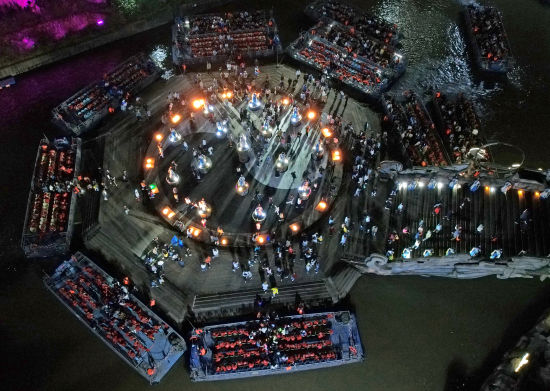 江西龙虎山风景区小吃_龙虎山夜间美食摊位_龙虎山古越水街逛吃体验