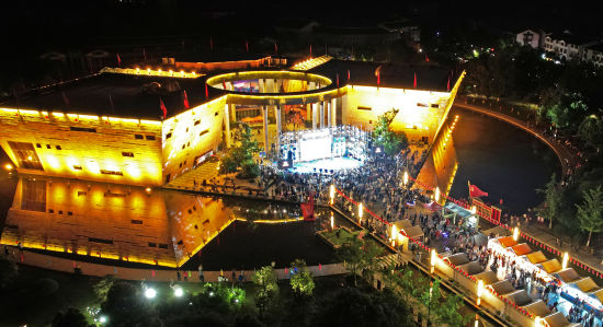 龙虎山夜间美食摊位_江西龙虎山风景区小吃_龙虎山古越水街逛吃体验