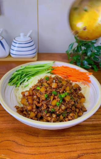 面条的味蕾盛宴:传统与创新的美味碰撞(图2) 老北京炸酱面制作教程_没有意面酱怎么做意面_面条做法大全