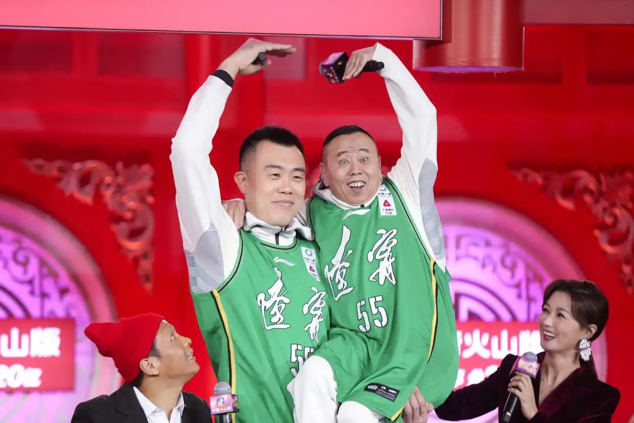 辽篮将士助阵辽视春晚(图1) 辽宁男篮参加辽视春晚_辽宁男篮更换那个外援_韩德君潘长江二人转