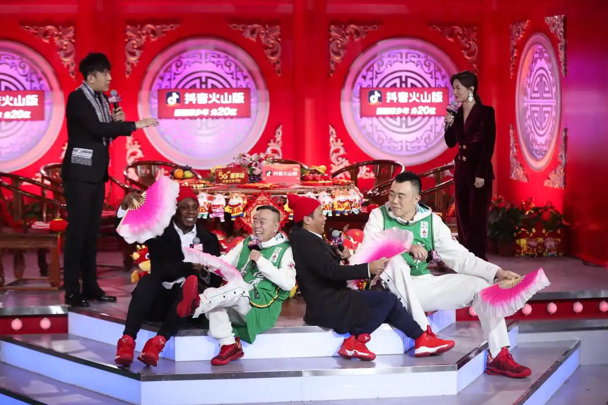 辽篮将士助阵辽视春晚(图2) 辽宁男篮参加辽视春晚_辽宁男篮更换那个外援_韩德君潘长江二人转