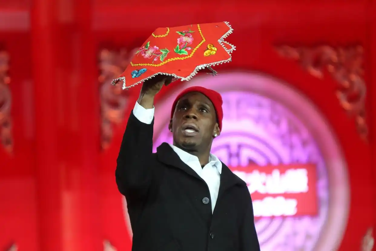 辽篮将士助阵辽视春晚(图3) 韩德君潘长江二人转_辽宁男篮参加辽视春晚_辽宁男篮更换那个外援