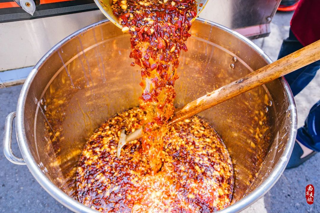 鲜龙井火锅底料制作技艺_绿色阳台后院园林火锅_鲜龙井火锅公园