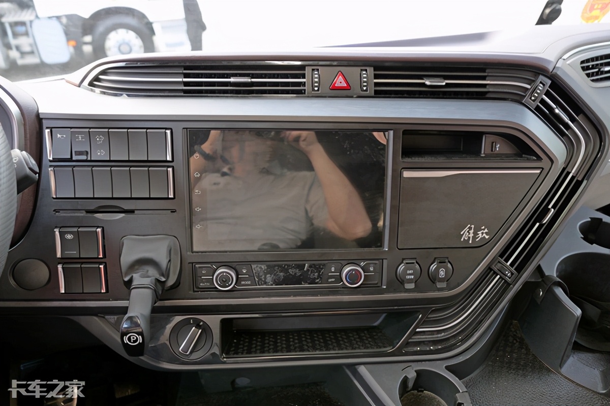 历时8年改款,全新内饰让人爱不释手,解放J6P载货车亮点多多(图17) 解放j6发动机大修视频_解放J6P长途运输配置_解放J6P绿通运输车型