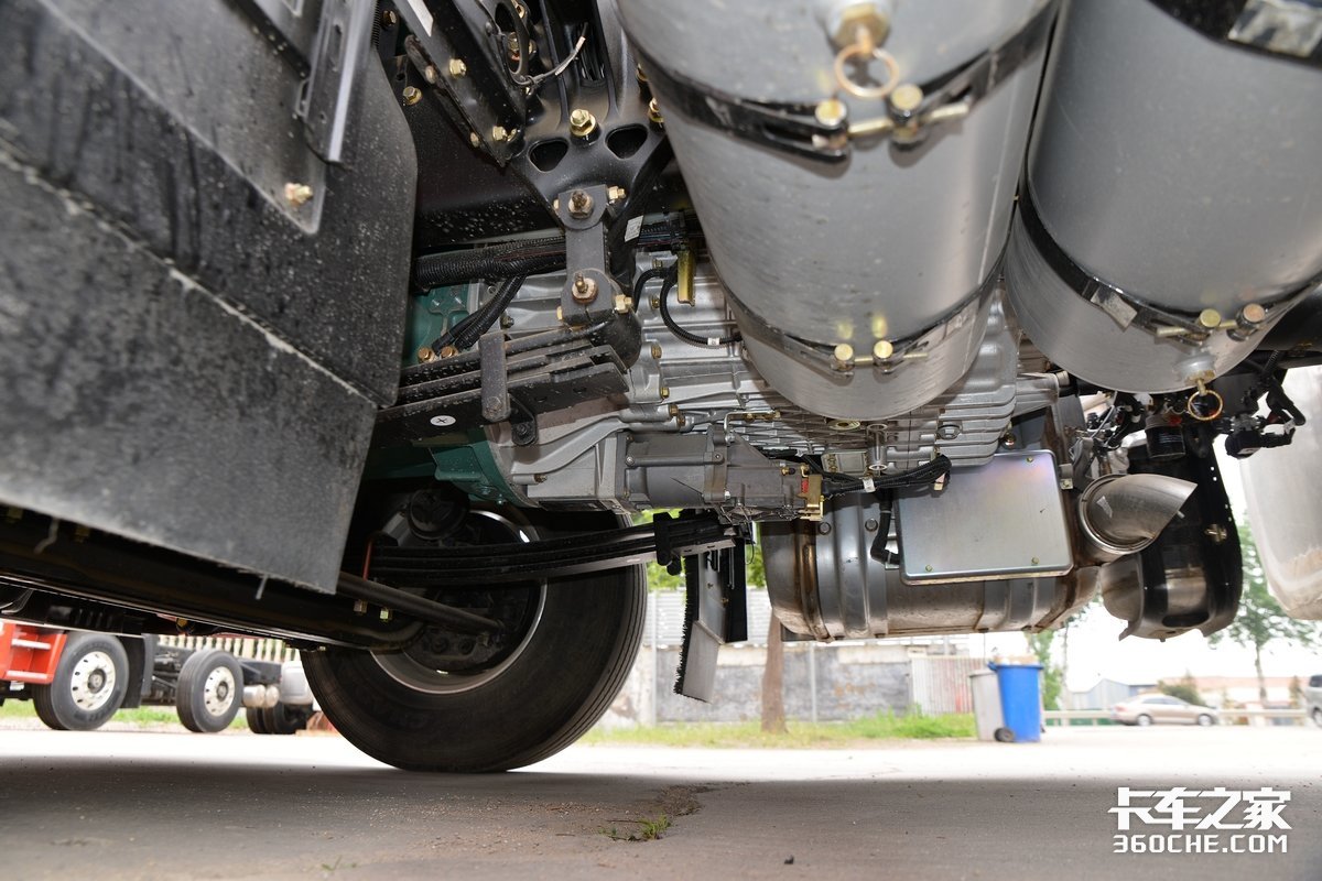 4米超长轴距,AMT+空气悬架,460马力解放J6P牵引车再升级(图11) 解放J6P卡车 国六标准模块化卡车 4000mm轴距长途运输卡车_解放j6发动机大修视频