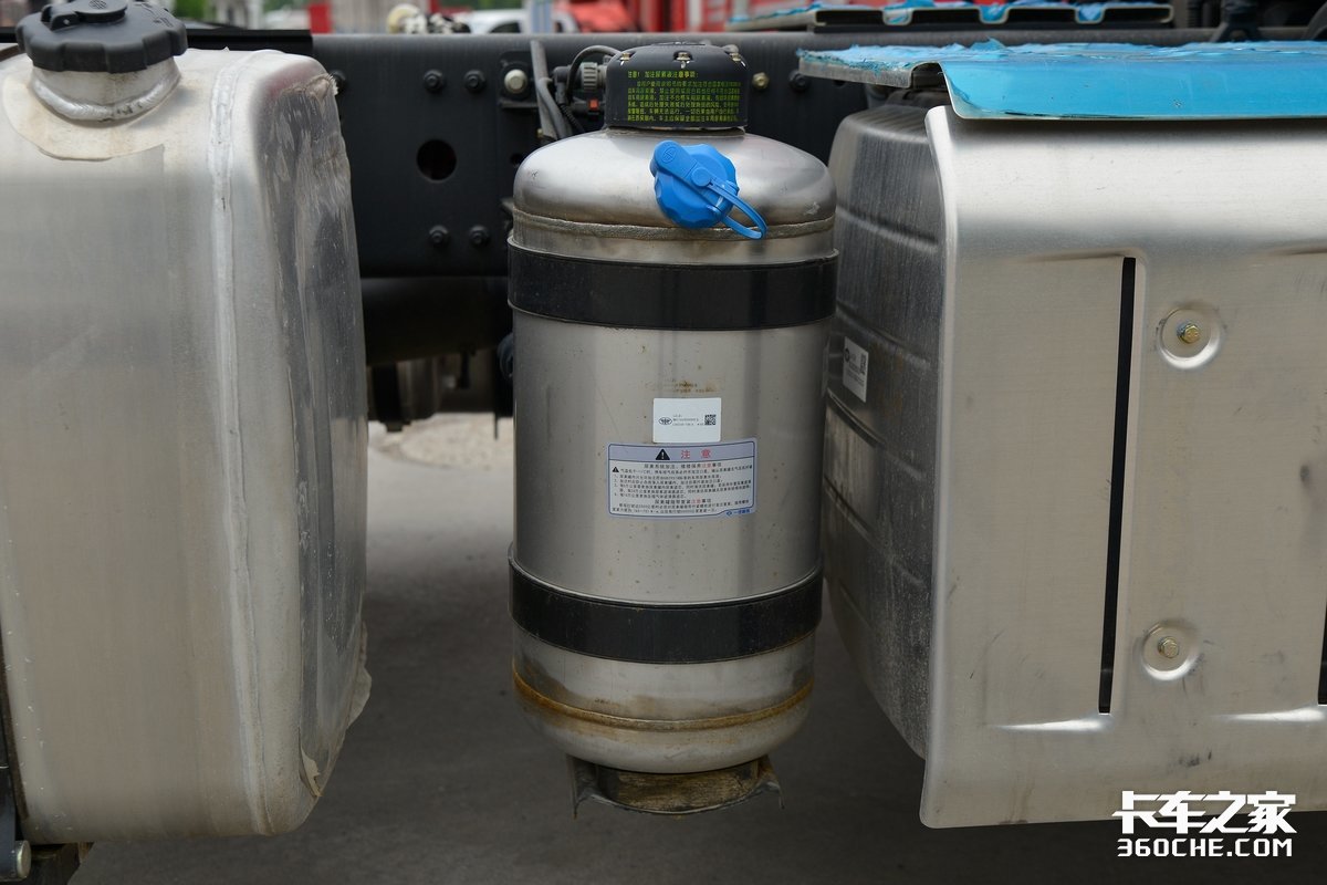 4米超长轴距,AMT+空气悬架,460马力解放J6P牵引车再升级(图13) 解放j6发动机大修视频_解放J6P卡车 国六标准模块化卡车 4000mm轴距长途运输卡车