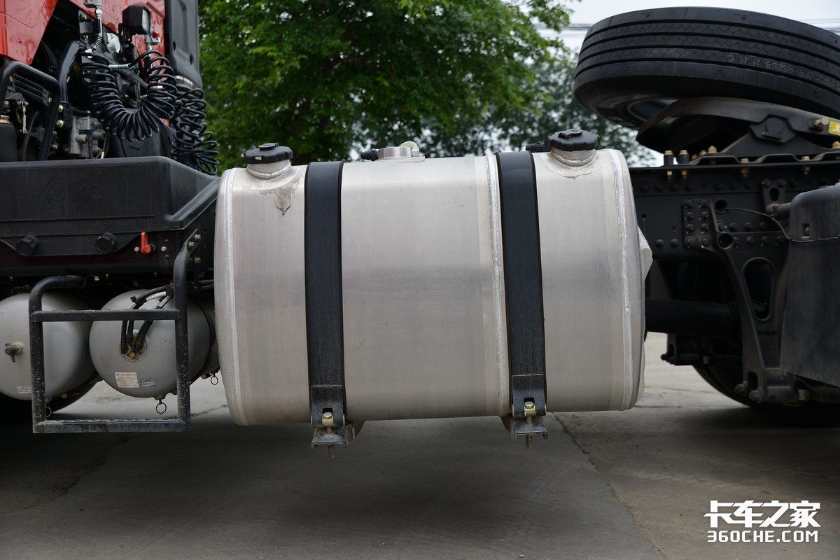 4米超长轴距,AMT+空气悬架,460马力解放J6P牵引车再升级(图14) 解放j6发动机大修视频_解放J6P卡车 国六标准模块化卡车 4000mm轴距长途运输卡车