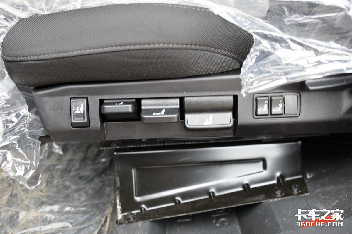 4米超长轴距,AMT+空气悬架,460马力解放J6P牵引车再升级(图20) 解放J6P卡车 国六标准模块化卡车 4000mm轴距长途运输卡车_解放j6发动机大修视频