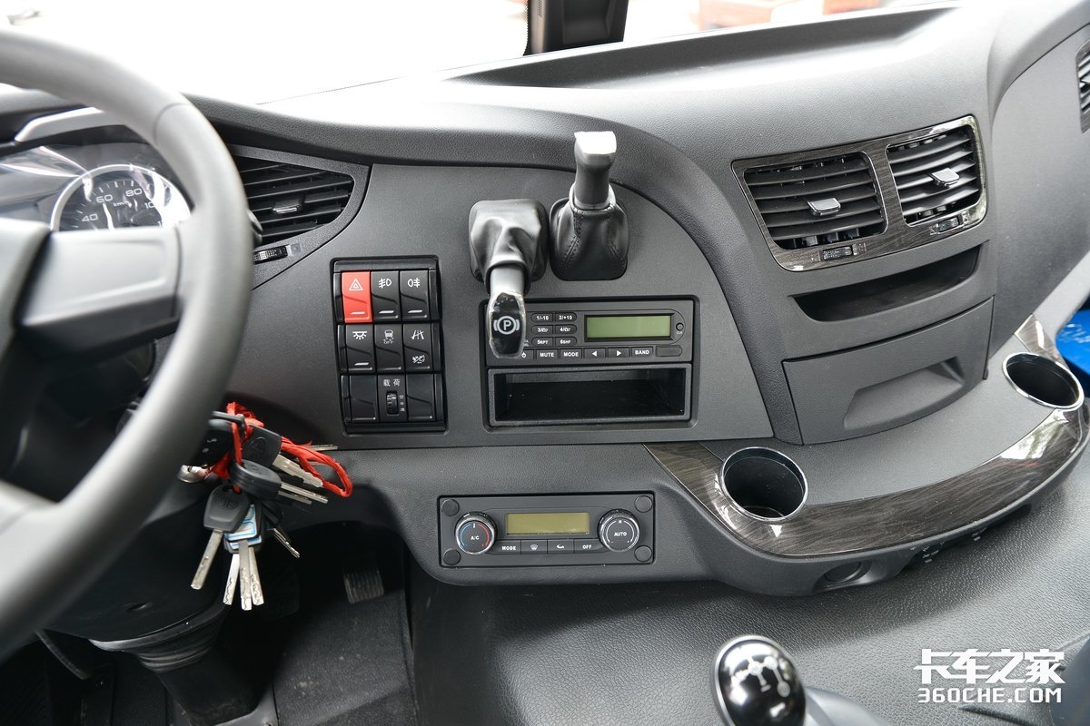 4米超长轴距,AMT+空气悬架,460马力解放J6P牵引车再升级(图21) 解放j6发动机大修视频_解放J6P卡车 国六标准模块化卡车 4000mm轴距长途运输卡车