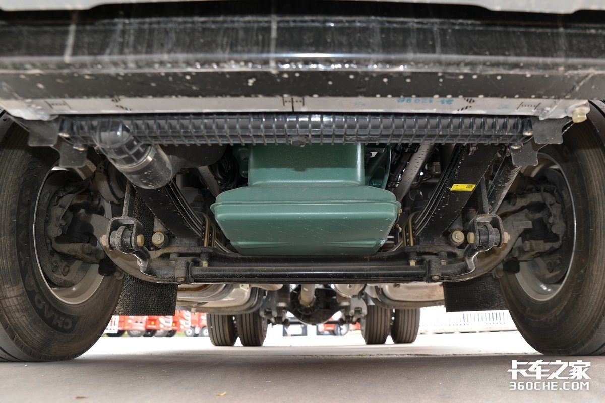 4米超长轴距,AMT+空气悬架,460马力解放J6P牵引车再升级(图9) 解放j6发动机大修视频_解放J6P卡车 国六标准模块化卡车 4000mm轴距长途运输卡车