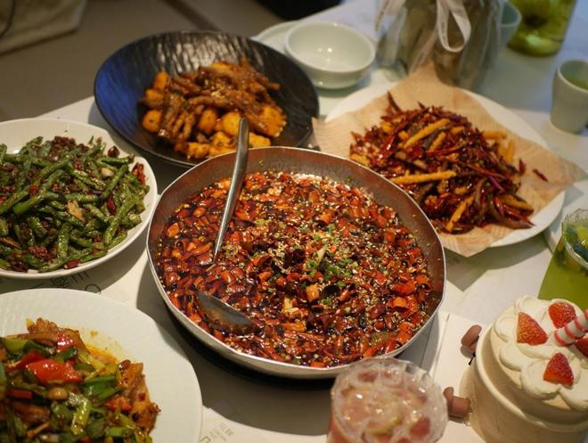 川菜为何成为中餐海外主力?并非价格低廉,而是四川太壕了!(图7) 外国人吃川菜_四川物产丰富 川菜遍地开花 川菜调味体系