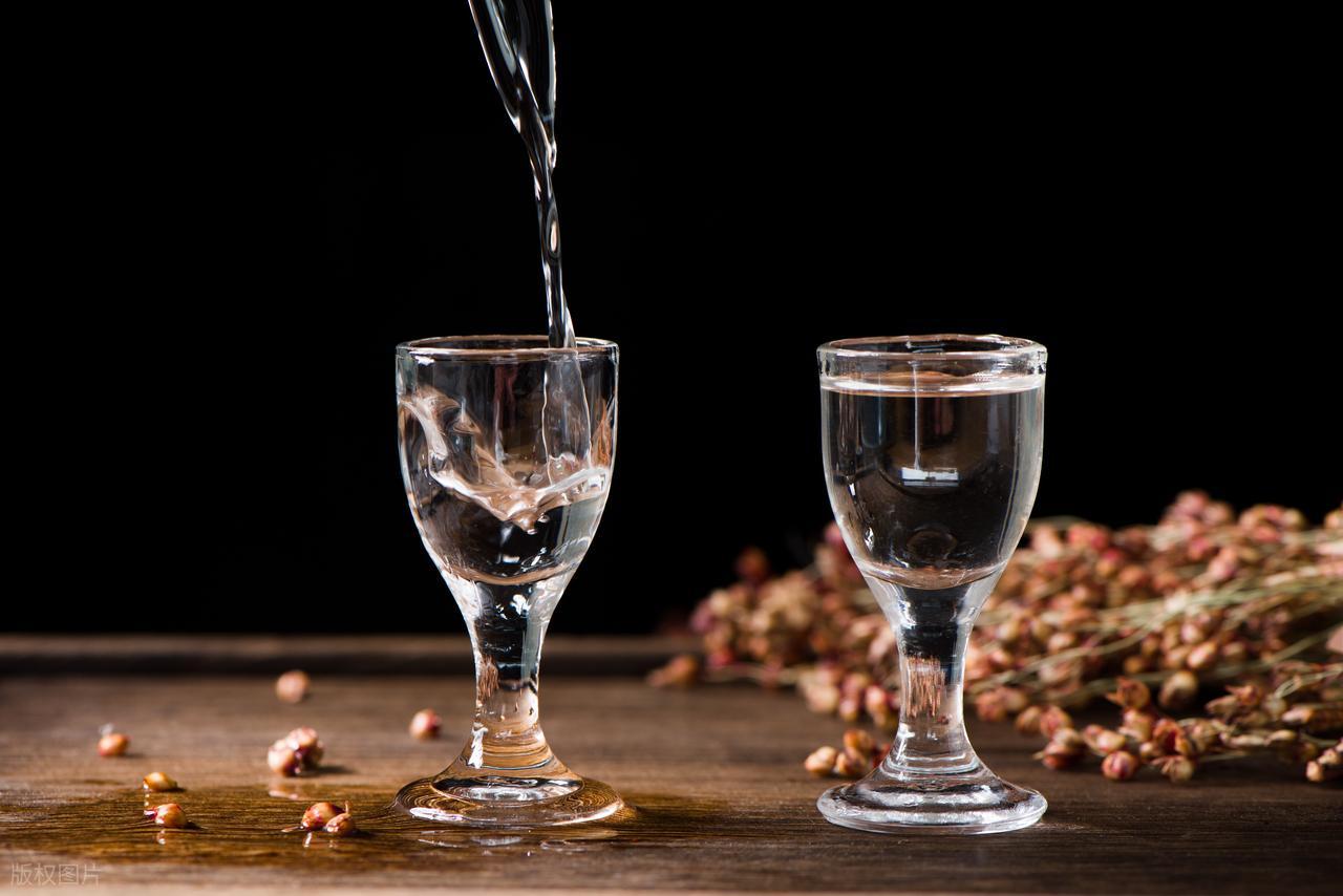 高温已至!中科院提醒:爱喝白酒的人,喝白酒尽量做到4不要(图2) 吃烧烤喝白酒好不好_高温饮酒风险_白酒与心血管系统影响