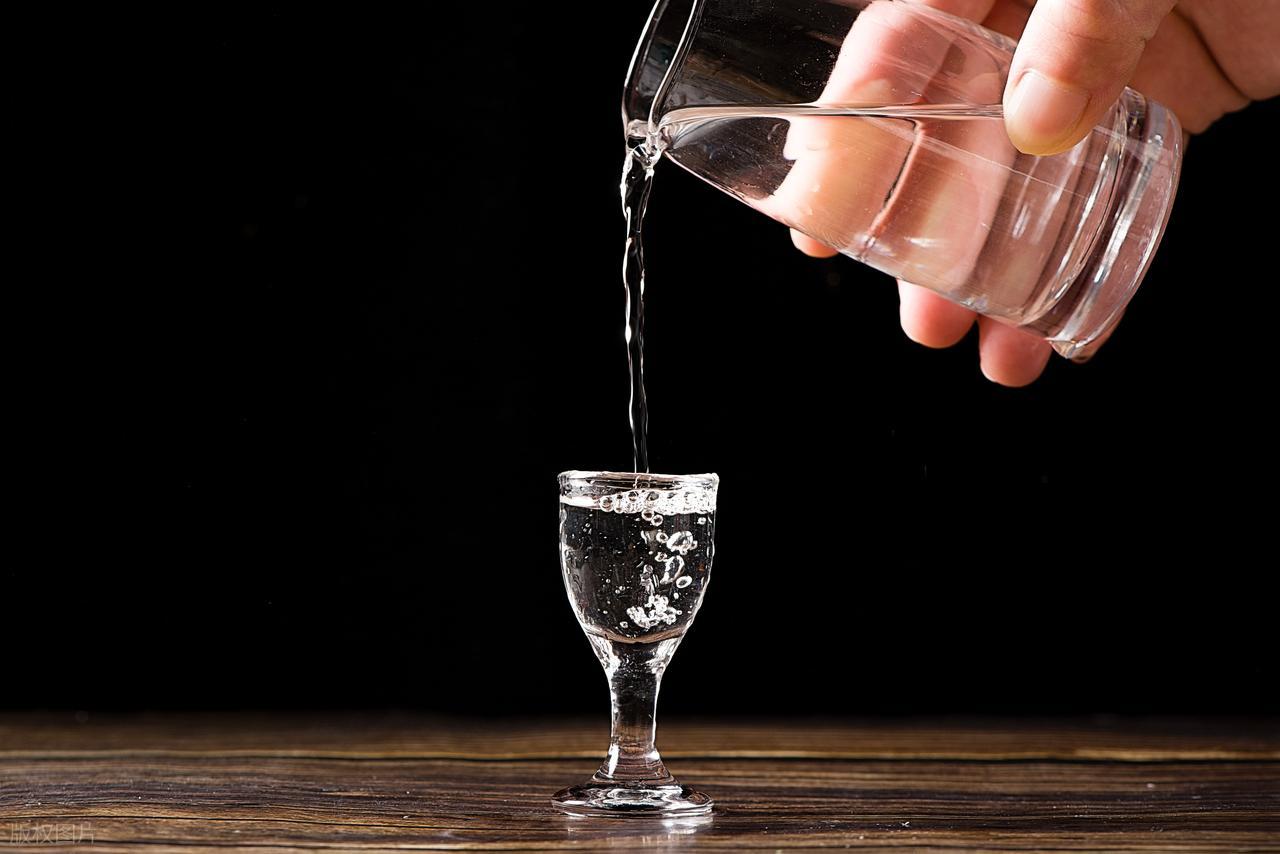 高温已至!中科院提醒:爱喝白酒的人,喝白酒尽量做到4不要(图7) 吃烧烤喝白酒好不好_白酒与心血管系统影响_高温饮酒风险