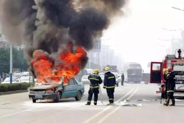 别听销售顾问忽悠,这4种车险没必要买(图1) 车险哪些险种没必要买_自燃险盗抢险划痕险_车身划痕险图片