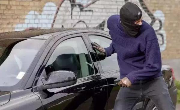 别听销售顾问忽悠,这4种车险没必要买(图2) 车险哪些险种没必要买_车身划痕险图片_自燃险盗抢险划痕险