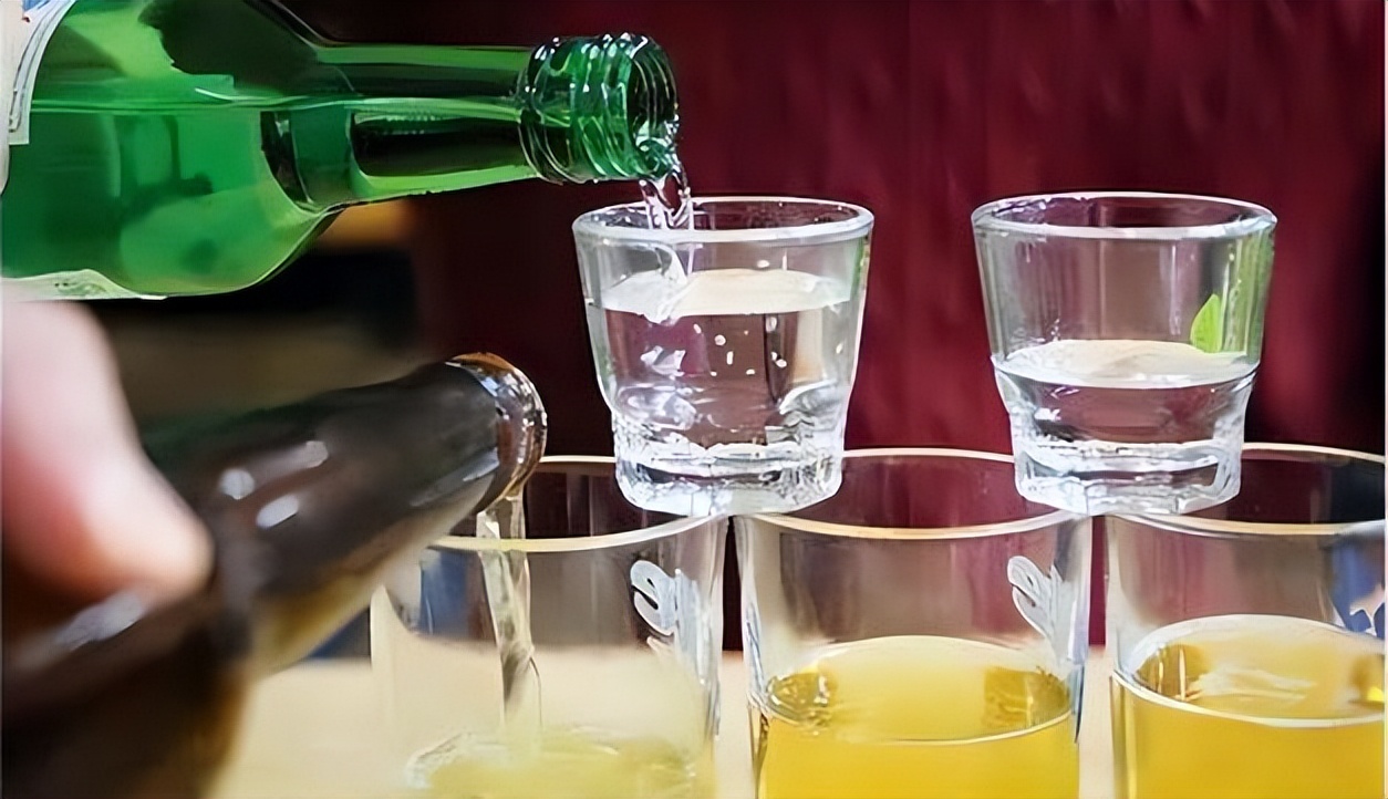 夏季饮酒有讲究!白酒VS啤酒,医生提醒牢记3喝3不喝原则(图2) 高温饮酒风险_吃烧烤喝白酒好不好_夏季饮酒危害