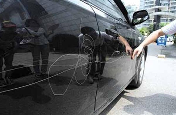 玻璃险、划痕险到底该不该买?不搞清楚年年都得花冤枉钱!(图2) 车险划痕险玻璃险理赔范围_车身划痕险图片_车损险附加险选择建议
