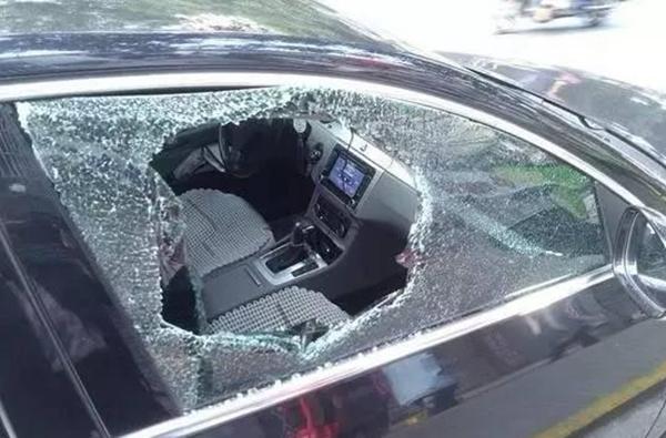 玻璃险、划痕险到底该不该买?不搞清楚年年都得花冤枉钱!(图4) 车身划痕险图片_车险划痕险玻璃险理赔范围_车损险附加险选择建议