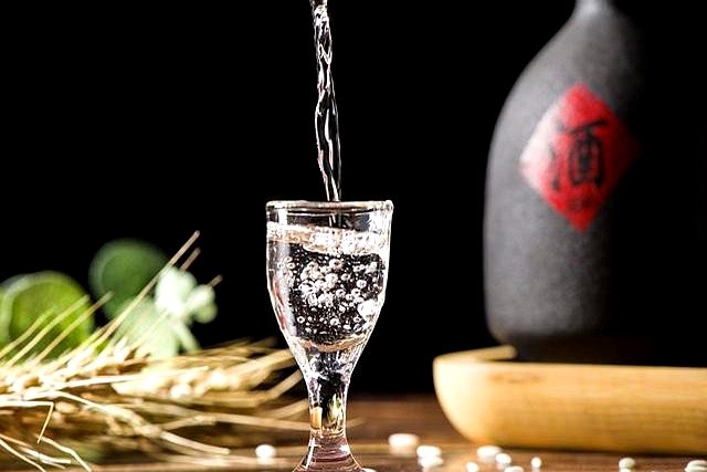 高温已至!中科院提醒:爱喝白酒的人,喝白酒尽量做到4不要(图3) 吃烧烤喝白酒好不好_夏季饮酒对胃的伤害_三伏天喝冰啤白酒哪个更伤血管