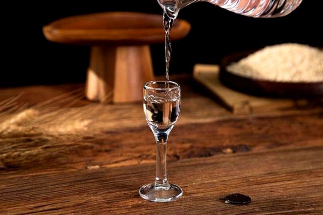 高温已至!中科院提醒:爱喝白酒的人,喝白酒尽量做到4不要(图4) 三伏天喝冰啤白酒哪个更伤血管_夏季饮酒对胃的伤害_吃烧烤喝白酒好不好