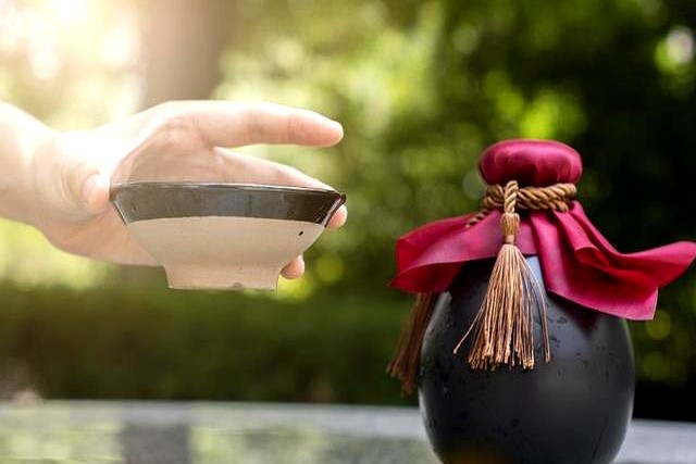 高温已至!中科院提醒:爱喝白酒的人,喝白酒尽量做到4不要(图5) 三伏天喝冰啤白酒哪个更伤血管_吃烧烤喝白酒好不好_夏季饮酒对胃的伤害