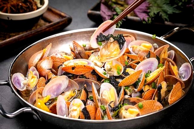 高温已至!中科院提醒:爱喝白酒的人,喝白酒尽量做到4不要(图7) 三伏天喝冰啤白酒哪个更伤血管_夏季饮酒对胃的伤害_吃烧烤喝白酒好不好