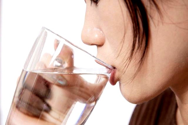 高温已至!中科院提醒:爱喝白酒的人,喝白酒尽量做到4不要(图8) 三伏天喝冰啤白酒哪个更伤血管_夏季饮酒对胃的伤害_吃烧烤喝白酒好不好