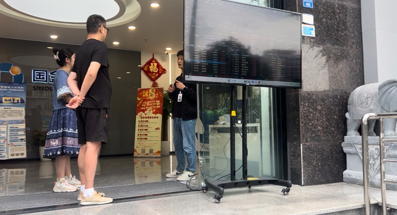 国金证券:国庆假期营业部提供现场服务,线上也可办理开户及港股通、创业板、科创板等投资权限开通(图1) (国金证券成都武城大街营业部现场为客户答疑)