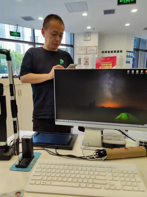 国金证券:国庆假期营业部提供现场服务,线上也可办理开户及港股通、创业板、科创板等投资权限开通(图6) (国金证券南通营业部现场为客户办理业务)