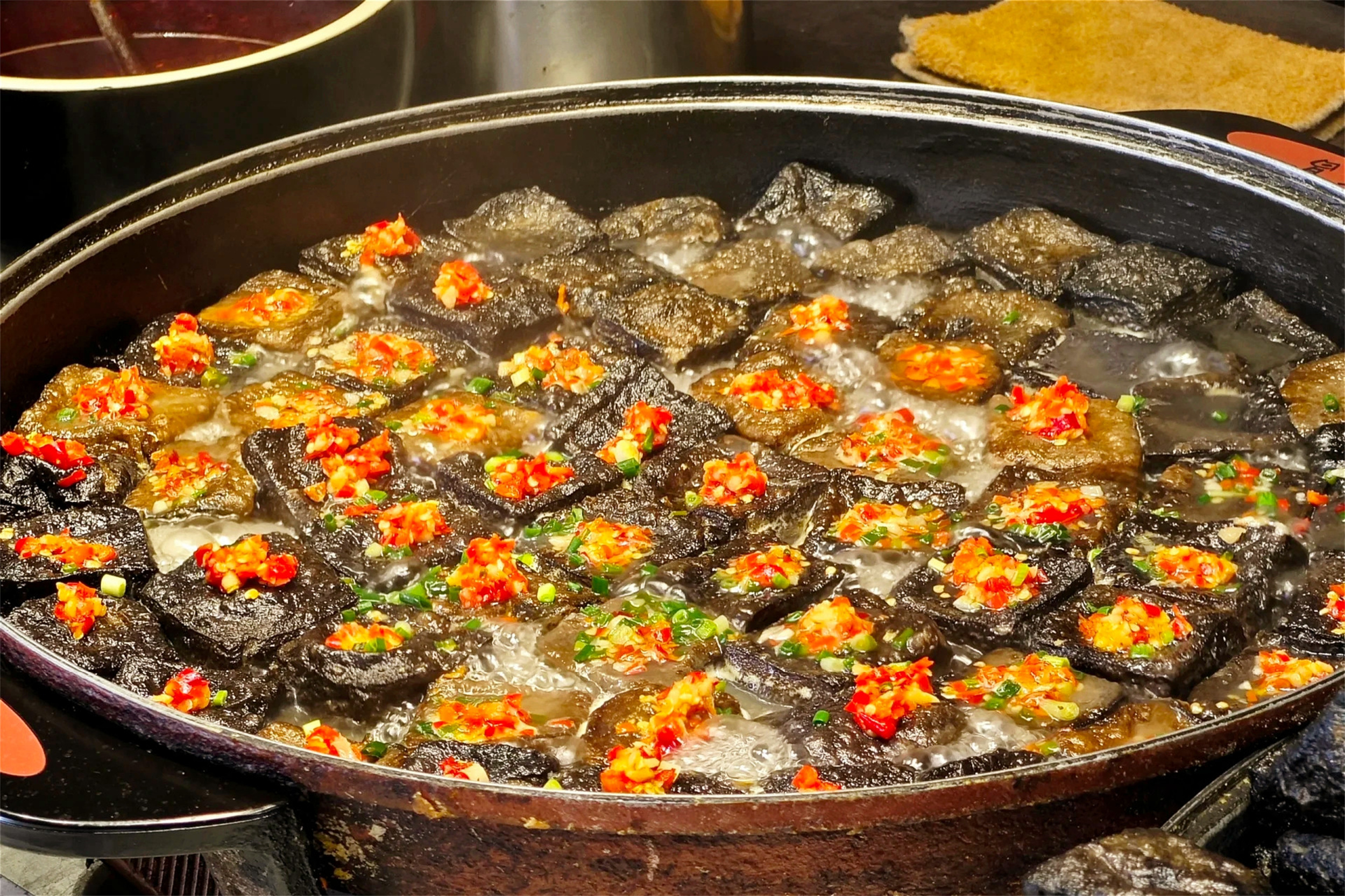 没创意却挺赚钱的8种小吃,从南到北都是“熟面孔”,摆摊不愁卖(图3) 摆摊小吃推荐_学什么小吃好卖_臭豆腐烤冷面肉夹馍做法