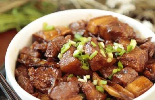 猪肉炖不烂愁坏人?五种香料一加,连老人小孩都抢着吃(图7) 炖猪肉香料配方_名菜家做猪肉_草蔻山楂草果木香栀子搭配