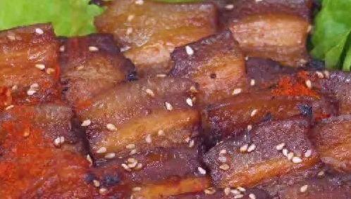 一块五花肉,简单烤出外焦里嫩,家人抢着吃(图1) 腌五花肉技巧_名菜家做猪肉_香烤五花肉做法