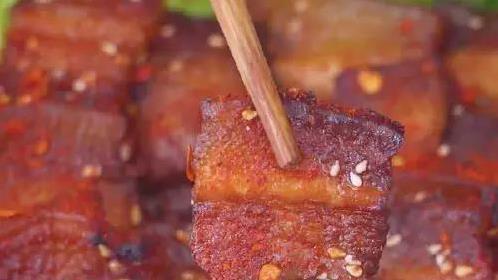 一块五花肉,简单烤出外焦里嫩,家人抢着吃(图3) 腌五花肉技巧_香烤五花肉做法_名菜家做猪肉